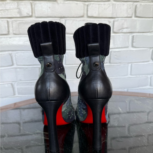 Christian Louboutin
Suede Camouflage Print Lace-Up Boots - Picture 6 of 11